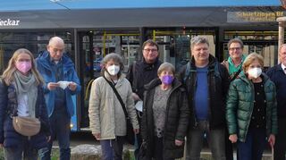 Endstation an der Haltestelle Bunsen-Gymnasium in Neuenheim: Sabine Walter (v. l.), Christoph Rübeling, Sigrid Schüller, Peter Köhler, Ulrike Auffahrt, Christoph Rothfuß, Marc Böhmann, Christa Balling-Gündling, Busfahrer Detlef Kleinlosen sowie Felix Felbel mit seinem Sohn Fynn.
