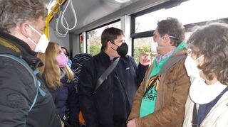 Christoph Rothfuß (v. l.), Sabine Walter, Christian Schädler, Marc Böhmann und Sigrid Schüller unterhalten sich während der Fahrt nach Heidelberg über die neue Streckenführung.