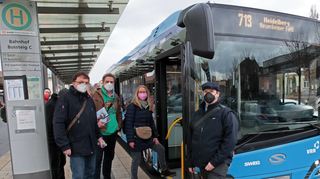 Am Schwetzinger Bahnhof steigen die ersten Grünen- inie 713 ein, die von Schwetzingen nach Heidelberg und zurück führt, um Route und Bus unter die Lupe zu nehmen: Peter Köhler (v. l.) aus Schwetzingen, der Eppelheimer Sprecher Marc , Stadt- und Kreisrätin Sabine Walter aus Schwetzingen und Christian  .