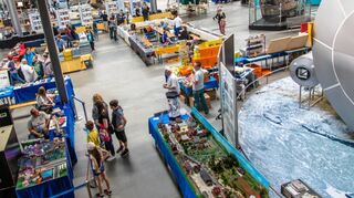 Blick in die Raumfahrthalle mit den Ständen der Aussteller. Da geht Modellbaufans das Herz auf.