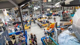 In der Raumfahrthalle warten viele Aussteller auf Interessierte.