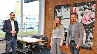 Der CDU-Landtagsabgeordnete des Wahlkreises Andreas Sturm (v. l.) im Gespräch mit Vanessa Damian und Direktor Richard Damian im Hotel Motodrom.