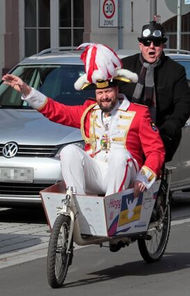 Dieses Bild ist der Beweis: Oberbürgermeister Marcus Zeitler hat seine Wettschuld ein-gelöst und Zugmarschall Kühnle durch die Straße chauffiert.