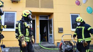 Die Feuerwehrkameraden kommen in Atemschutzausrüstung zum Einsatz im verqualmten Bowlingcenter.