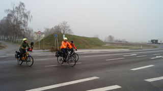 Dorothee Preis (v. l.), Dennis Lösch und Peter Preis vom Allgemeinen Deutschen Fahrrad-Club (ADFC) Ortsgruppe Rheinauen haben die Radwegführung nach dem Umbau des Lußhofknotens getestet. Eine Gefahrenstelle erkennen sie an der Ausfahrt vom Lußhof in Richtung Hockenheim (und umgekehrt, siehe auch kleines Bild). Hier überqueren die Radler die B 39 – und werden nicht die vorgesehene, sichere Route über die rund 200 Meter entfernte neue Kreuzung (rechts im Anschluss) nehmen.
