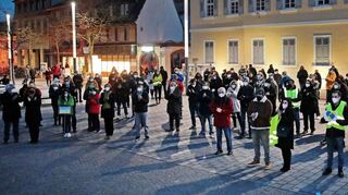 Starkes Zeichen gegen den Krieg: Rund 150 Menschen haben sich auf den Kleinen Planken zur Friedenskundgebung versammelt, um ihre Verbundenheit mit den Menschen in der Ukraine zu zeigen.