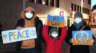 „Peace“ (Frieden) und „No War“ (kein Krieg) haben Florian Riedinger (v. l.) , Corvin Riedinger und Stephanie Hein-Riedinger auf ihre Schilder geschrieben.