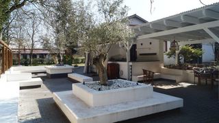 Im Naturfreundehaus bietet „The Woods“ draußen einen mediterranen Loungebereich in L-Form, wo insgesamt rund 200 Menschen Platz finden.