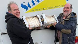 Marktverkäufer Michael Klever (v. l.) und Großhändler Armin Rohr präsentieren den erste Spargel der Saison. So früh im Jahr ist die Ernte nur wegen bestimmter Anbaumethoden möglich.