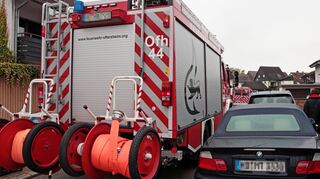 Bei der Notfallwegefahrt der Freiwilligen Feuerwehr wird jedes Jahr deutlich, dass es zu viele Autos in der Gemeinde gibt – und zu wenig Platz für sie.