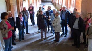 Wichtig ist die Vermittlung von mehr als nur touristischen Informationen: Die Gruppe besucht regelmäßig interessante Orte wie hier das Kloster Bronnbach im unteren Taubertal.