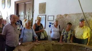 Ausflugsziel im Pfälzerwald: Auf Burg Berwartstein stehen die ab 50 Aktiven vorm beeindruckend tiefen Brunnen.