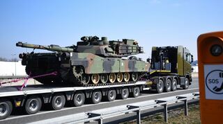 Mehrere Transporte der Bundeswehr waren auf der A6 zu sehen.