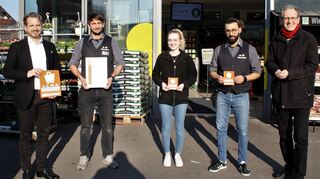 Edeka Embach leistet Vorbildhaftes für die Kunden – dafür gibt es eine Qualitätsauszeichnung: Swen Rubel (v. l.), Waldemar Dieterle, Emely Strempel und Vilyam Bayrakcioglu freuen sich mit Bürgermeister Dr. Ralf Göck.