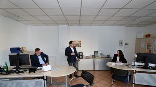In den hellen Räumen fühlen sich Elke Schollenberger (r.) und Konrad Sommer (l.) wohl. Auch Bürgermeister Thomas Jakob-LIchtenberg gefällt das Ambiente im „kleinen Rathaus“.