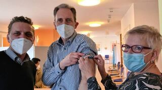 In seiner Auftaktveranstaltung zum Bürgermeisterwahlkampf zog Amtsinhaber Dr. Ralf Göck (Mitte) auch bezüglich der kommunalen Aktionen gegen die Pandemie eine positive Bilanz. Hier mit Gazmend Wiedmaier und Ingrid Becker bei einer Impfaktion im betreuten Wohnen in Rohrhof.