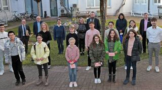 Musikschulleiter Roland Merkel (hinten v. l.) und OB Dr. René Pöltl (hinten 2. v. l.) freuen sich, die erfolgreichen Schüler mit ihren Lehrern zu würdigen: Barbara Obert (hinten ab 3. v. l.), Elena Spitzner, Philipp Wolfart, Mariana Chacín Benitez, Frank Kohlross, Kenno Recker (Mitte v. l.), Miriam Kampmann, David Brombach, Adrian Rüttinger, Carla Seeling, Eilika Händel, Paolo Somma, Bingquan Simon Huang (vorne v. l.), Wanwen Winnie Huang, Frieda Roser, Sophia Dalkidou, Marie Baumann und Elea Steinbrück.