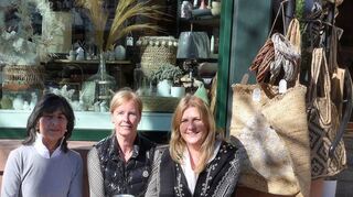 „Herzstück“-Inhaberin Natalia Aiello (r.) und ihre Mitarbeiterinnen Jutta Hartlieb (l.) und Astrid Steck hoffen auf viele Kunden und Spender für die gute Sache.