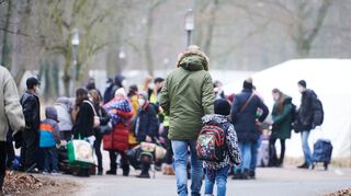 Flüchtlinge aus der Ukraine kommen im Ankunftszentrum Reinickendorf in Berlin an.