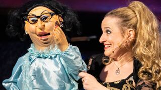 Adelheid verteilt „Küsschen“ nach ihrem gelungenen Auftritt als „Königin der Nacht“. Sabine Murza alias Murzarella verleiht den Puppen auf einmalige Art und Weise Stimme.
