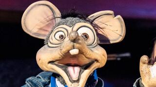 Ratte Kalle – bekennender Schalke- und Heavy-Metal-Fan – präsentiert sich bei seinem Auftritt in der Villa Meixner in Hochstimmung.