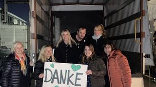 Als der letzte Transporter in der Zentralstelle in Heidelberg umgeladen war, hatten die Helfer (v. l.) Veronika Pfister, Birgit Krug, Lena Krug, Artur Kubacza, Jelena Hennicke, Lara Seeger und Inge Hennicke Zeit, den Spendern zu danken.