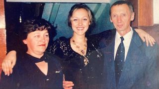 Aus dem Familienalbum: Anna mit ihren Eltern, die in der Ukraine sind und um die sich die Schwetzingerin große Sorgen macht.