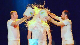 Zum guten Schluss wird’s immer feucht: Matthias „Matze“ Weinmann (l.) und Andreas „Andi“ Kraus (r.) beglücken Donato „Don“ Svezia beim Synchron-Haarewaschen mit einer Bühnendusche. Spritzig ist das Programm der drei auch vorher schon.