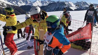 Alex geht beim Rennen in Schöneben auf den Kurs. Bei Sonnenschein macht der Wettbewerb allen großen Spaß.