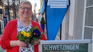 „Schwetzingen blüht auf“: Maria Brantl vom SZ-Kundenforum hält die Primeln bereit, die Kunden in der SZ-Geschäftsstelle bekommen (solange der Vorrat reicht).