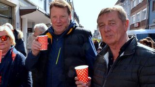 Wenn Peter „Pitsches“ Solert v. (l.)den Cocktailstand aufmacht, können viele einfach nicht widerstehen: Dazu gehö-ren auch Beate Vogel, Thomas Amann und Matthias Vogel, die unterwegs sind, um den Handel zu unterstützen.