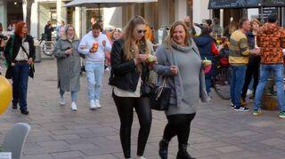 Die Sonne lacht - die Menschen bei der Schwetzinger Frühlingsaktion auch.
