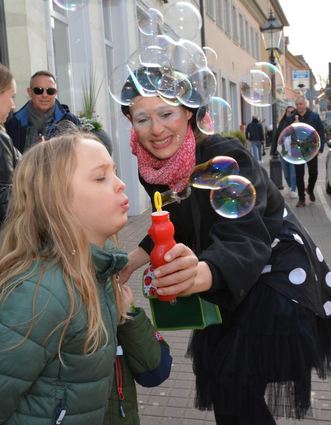 Luisa (7) lässt die Seifenblasen schweben; Cownin Ruth Albertin freut sich.