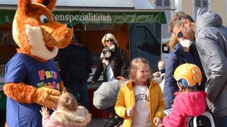 Fred Fuchs, der Kinderreporter unserer Zeitung ist bei den Kindern sehr beliebt. Überall trifft er auf kleine Fans – so wie hier auf den Kleinen Planken.