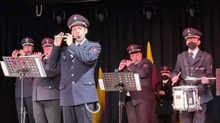 Der Spielmannszug der Freiwilligen Feuerwehr gestaltete den Auftakt der Haupt-versammlung in der Festhalle mit klingendem Spiel.