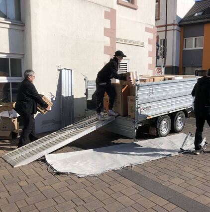 Es geht los: Silvia Kief und Linus Linke beladen den Anhänger von Familie Ludanyi mit den Spendengütern, die am Dienstag auf die Reise gehen.