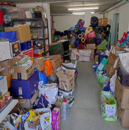 Eine Fülle an Spenden ist zusammengekommen und steht im Keller des Gemeindezen-tums zur Verladung bereit. Viele Spender boten auch praktische Hilfe an.