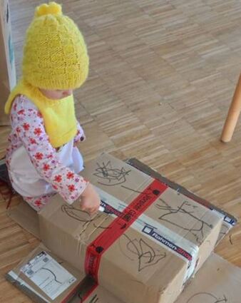 Jüngste Helferin bei der Arbeit: Aurelia verschönert ein Paket mit Hilfsgütern.