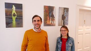 Hotelier Julian Blem und Fotografin Julia Böbinger vor einigen Werken der Künstlerin in der „Villa Benz“.