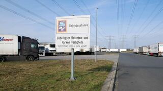 Auf der Südseite am Oftersheimer Heuweg stehen heute noch zahlreiche Lkw, um im Logistikzentrum von Aldi entladen zu werden. Zukünftig könnten hier Autos von Besuchern und Schulungsteilnehmern von John Deere parken.