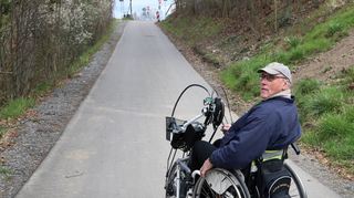 Heinz Jahnke mit seinem Rollstuhl vor der nördlichen Rampe hinauf zur Salierbrücke. Selbst mit seinem Elektroantrieb schafft er die Steigung nicht. Eine Erfahrung, die er mit vielen Radfahrern, sei es mit Anhängern oder Kindersitzen, teilt.