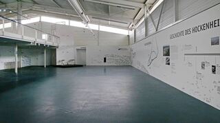 Schon komplett leergeräumt: Das Motor-Sport-Museum hat die Exponate – fast alles Leihgaben – an die Besitzer zurückgegeben, die sie an anderen Orten der Öffentlichkeit präsentieren wollen. Hier vergrößert sich die Verkaufsfläche der Dörr Group.