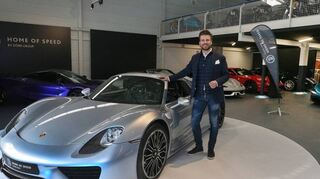Übernimmt das komplette Erdgeschoss des Museums: Die Supersportwagen-Hand-lung „Home of Speed“, hier Simon Payer mit einem Porsche 918 Spyder.