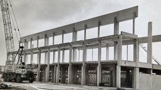 2,5 Millionen D-Mark kostete das Hallenbad – es galt damals als Pionierarbeit, da neuartige Baustoffe, die vor allem aus Betonfertig-bauteilen und Kunststoff bestanden, verwendet wurden. So ist es in der Chronik von Robert Fuchs zu lesen.