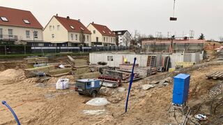 Sie sind die vorerst letzten großen Bauprojekte im Neubaugebiet Bäumelweg-Nord. Vier Mehrfamilienhäuser in Holzbauweise entstehen dort, Bauherr ist die Stiftung Schönau. Diese Mischung aus Ein- und Mehrfamilienhäusern liegt im Trend.