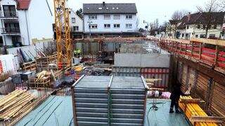 Die Bodenplatte ist nach aufwendiger Gründung gegossen, langsam wächst die Baustelle in der Schwetzinger Straße, Ecke Untere Hauptstraße, aus der Grube heraus. Die Bauarbeiten beim Mooresville-Park werden bis ins kommende Jahr dauern.