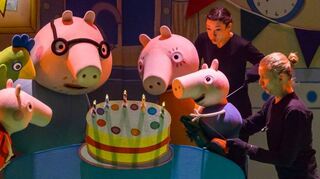 Mit zahlreichen Freunden und wohl vielen Kindern im Saal feiert Schweinchen Peppa Wutz in der Stadthalle seinen Geburtstag mit vielen Überraschungen.