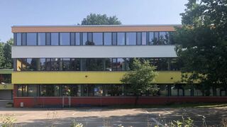 Die Grundschulen der Stadt – hier die Johann-Michael-Zeyherschule – müssen sich auf deutlich mehr Erstklässler gefasst machen. Dazu kommt der Rechtsanspruch auf eine ganztätige Betreuung an den Schulen.