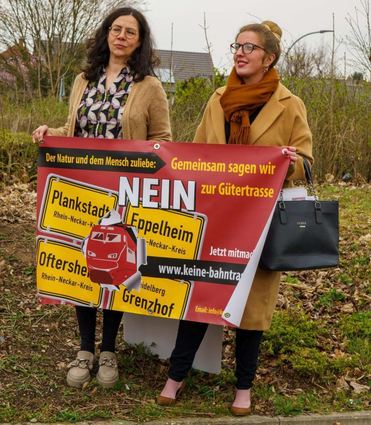 Caren Thönnessen-Knoglinger (l.) und Alexandra Ulrich halten eines der Plakate in den Händen.