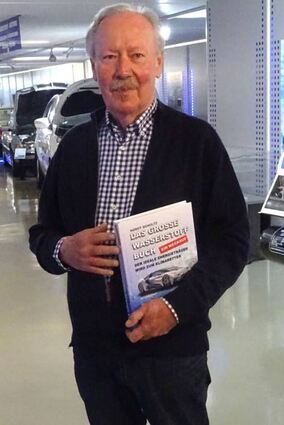 Horst Schultz zeigt in der Ausstellung des Museum Autovision sein aktuelles Buch rund um eine mögliche Energiezukunft mit Wasserstoff.